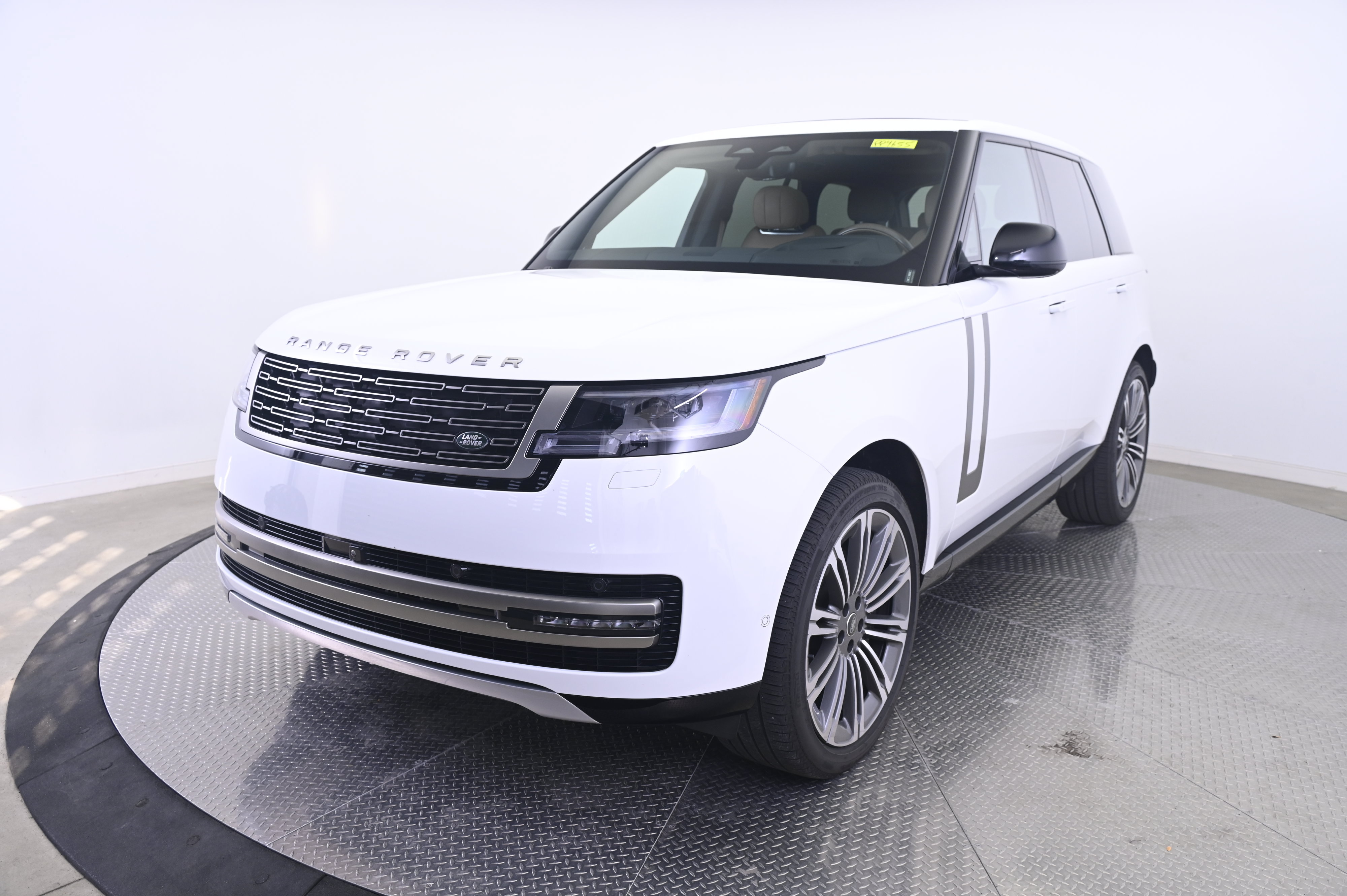 Used 2025 Land Rover Range Rover SE AWD/4WD image 1