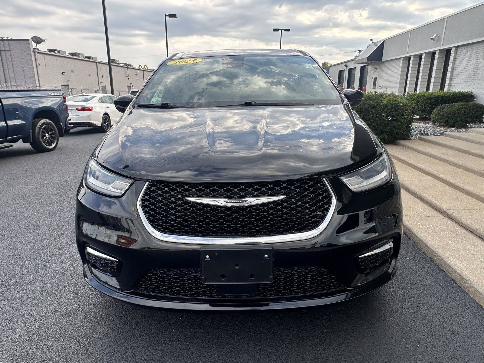 Used 2025 Chrysler Pacifica Select FWD image 5
