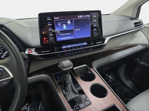 Certified 2023 Toyota Sienna XLE FWD image 17