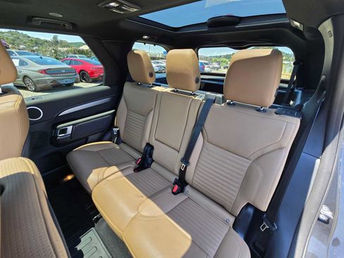 Used 2025 Land Rover Discovery Dynamic SE AWD/4WD image 18