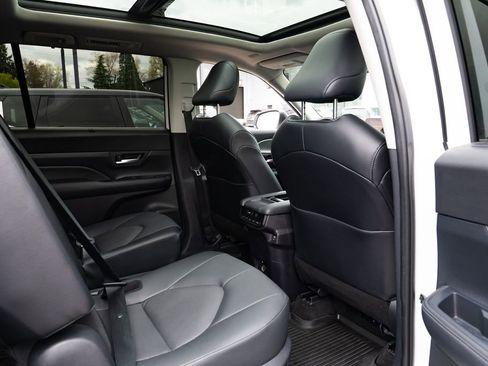 Used 2024 Toyota Grand Highlander AWD Hybrid image 25