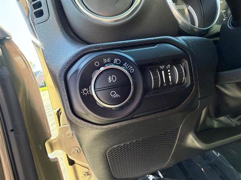 Used 2022 Jeep Gladiator Overland w/ Popular Equipment Package AWD/4WD image 31
