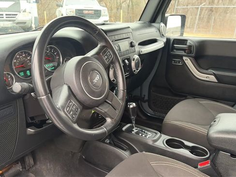 Used 2015 Jeep Wrangler Unlimited Rubicon w/ Connectivity Group image 18