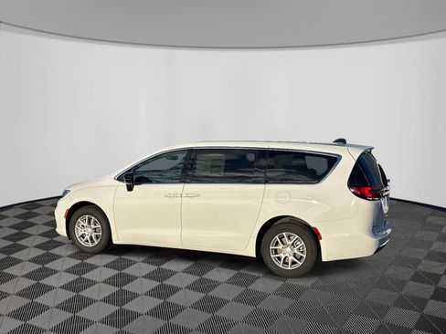 New 2026 Chrysler Pacifica Select image 3
