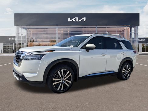 Used 2024 Nissan Pathfinder Platinum w/ Cargo Package image 6