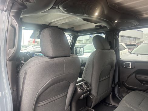 Used 2025 Jeep Wrangler Sport S image 12