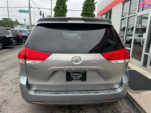 Used 2011 Toyota Sienna XLE w/ Entertainment Pkg FWD image 5