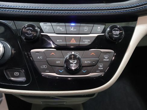 Used 2021 Chrysler Pacifica Touring-L w/ Uconnect Theater Family Group FWD image 34