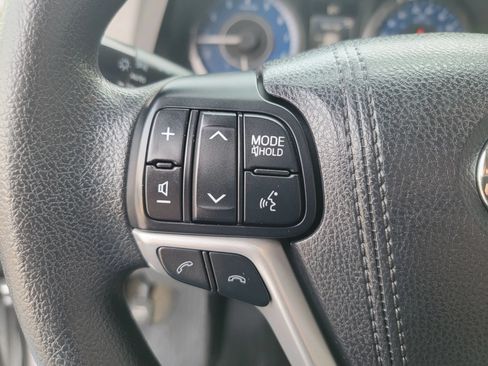 Used 2018 Toyota Sienna LE w/ Carpet Mat Package FWD image 25