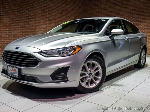 Used 2019 Ford Fusion SE image 2