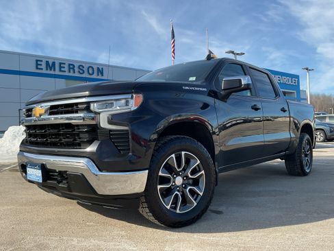 Used 2022 Chevrolet Silverado 1500 LT AWD/4WD image 2