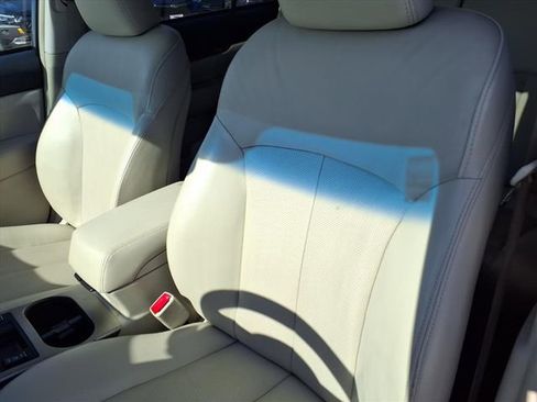 Used 2011 Subaru Outback 2.5i Limited w/ PWR Moonroof Pkg image 7