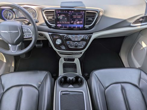 Used 2023 Chrysler Pacifica Touring-L FWD image 11