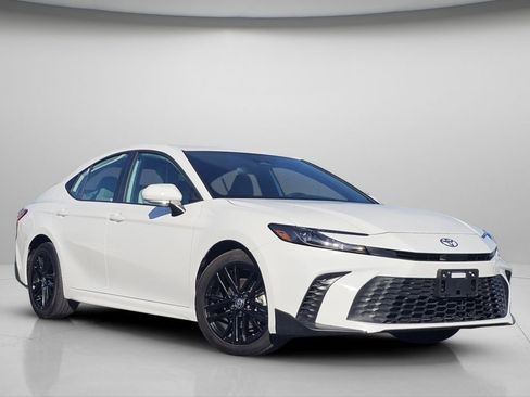 Used 2025 Toyota Camry SE AWD/4WD image 2