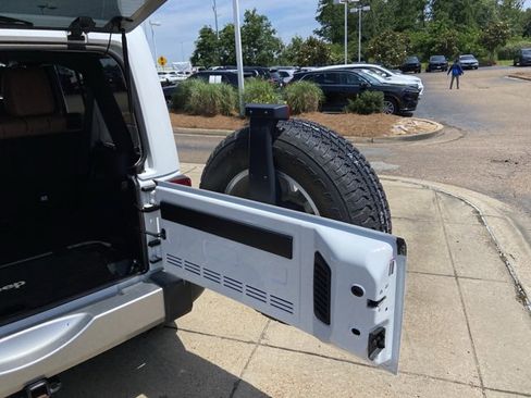 Used 2017 Jeep Wrangler Unlimited Sahara w/ Connectivity Group AWD/4WD image 27