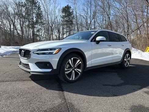 Certified 2025 Volvo V60 B5 Cross Country Plus image 4