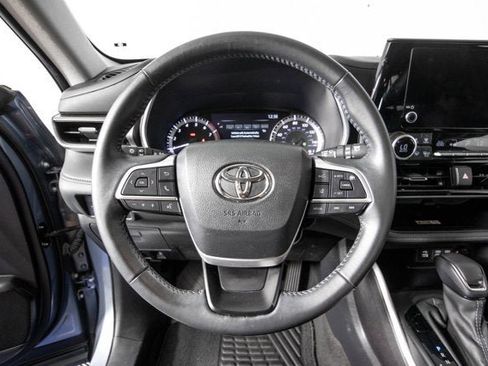 Used 2024 Toyota Highlander XLE FWD image 20