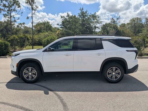 Used 2025 Chevrolet Traverse LT FWD image 8