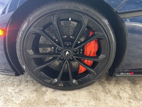 Used 2020 McLaren 570S Spider image 15