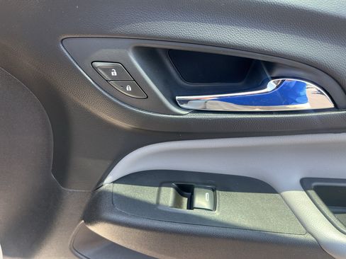 Used 2018 Chevrolet Equinox LS AWD/4WD image 31