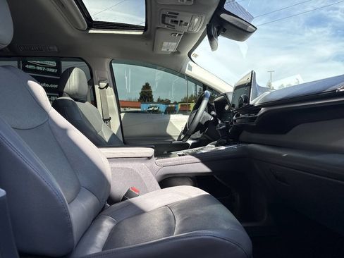 Used 2021 Toyota Sienna Limited image 18