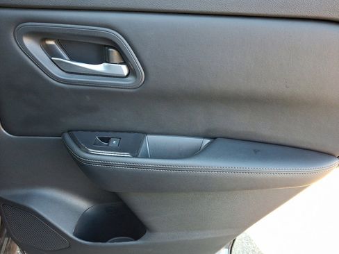 Used 2025 Nissan Rogue SV image 14