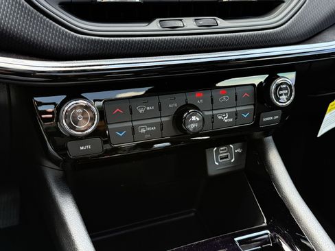 New 2025 Jeep Compass Latitude w/ Sun & Sound Group image 24