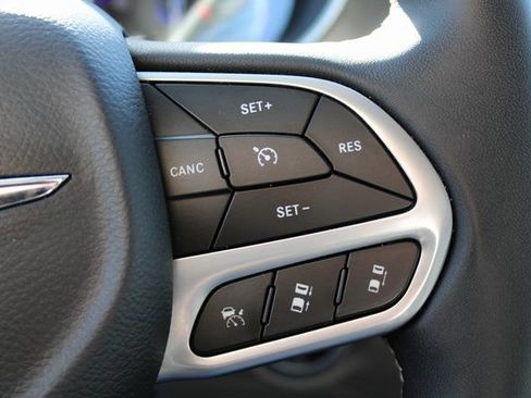 Used 2022 Chrysler Pacifica Touring-L image 31