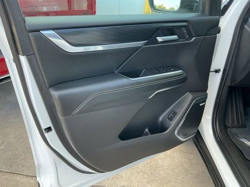 Used 2025 GMC Acadia Elevation image 18