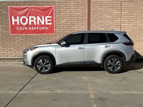 Used 2023 Nissan Rogue SV image 2