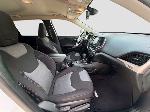 Used 2017 Jeep Cherokee Sport image 26