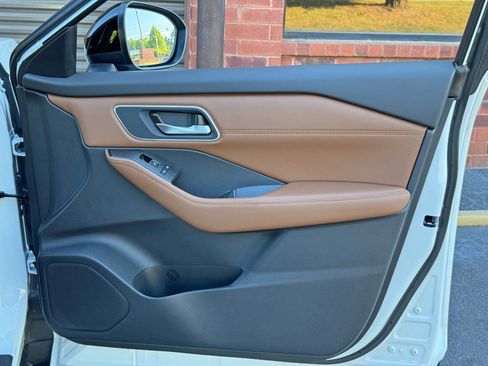 Used 2025 Nissan Rogue Platinum FWD image 41