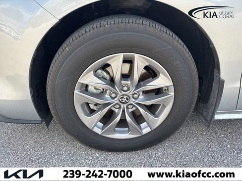 Used 2024 Toyota Sienna XLE image 10