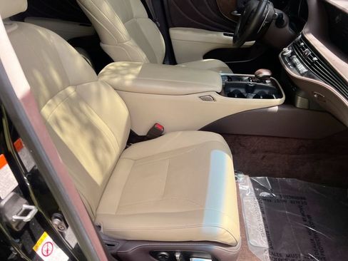 Used 2019 Lexus LS 500 w/ Accessory Package (Z2) RWD image 25