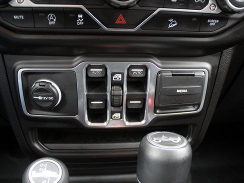 Used 2018 Jeep Wrangler Unlimited Sahara AWD/4WD image 37