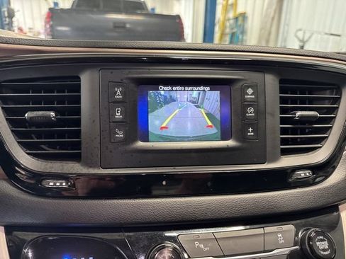 Used 2017 Chrysler Pacifica Touring-L FWD image 40