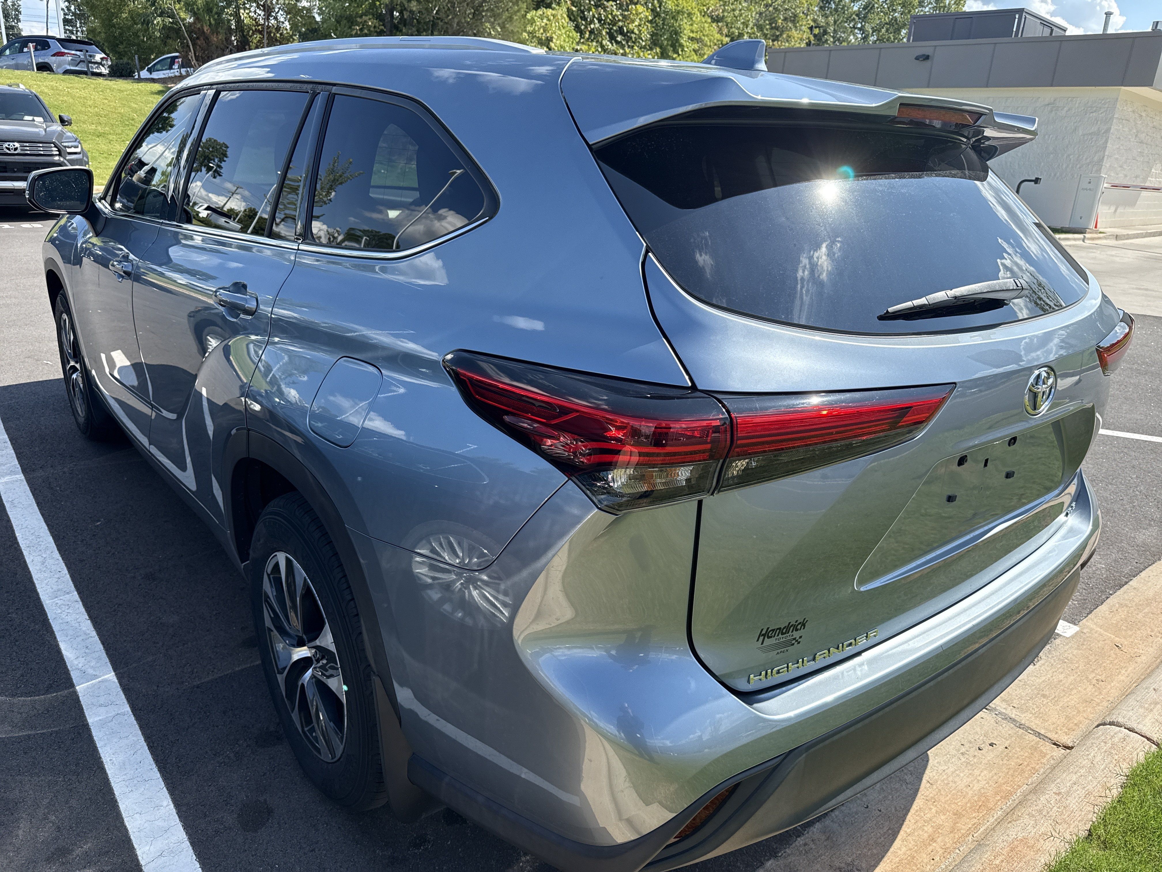 Used 2022 Toyota Highlander XLE FWD image 6
