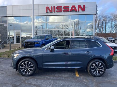 Used 2023 Volvo XC60 B5 Core image 2