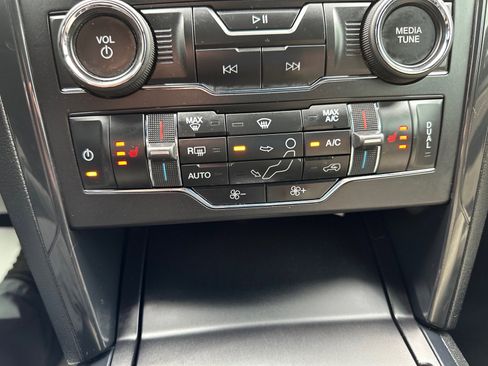 Used 2018 Ford Explorer XLT w/ Equipment Group 202A AWD/4WD image 31