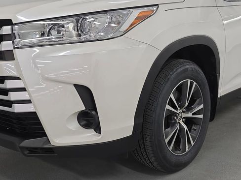 Used 2019 Toyota Highlander LE AWD/4WD image 11
