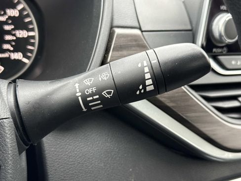 Used 2025 Nissan Altima 2.5 SV image 17