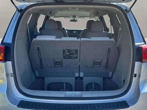 Used 2017 Kia Sedona LX image 16