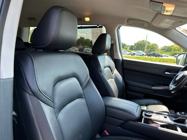 Used 2023 Nissan Pathfinder SL AWD/4WD image 29