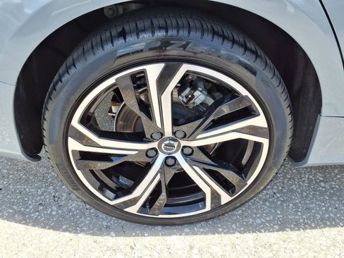 Certified 2025 Volvo S60 B5 Plus AWD/4WD image 9