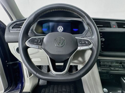 Used 2022 Volkswagen Tiguan SE w/ Panoramic Sunroof Package AWD/4WD image 11