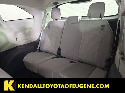 Used 2023 Toyota Sienna LE image 18