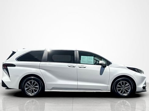 Certified 2024 Toyota Sienna LE FWD image 6