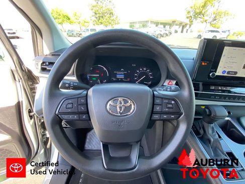 Certified 2025 Toyota Sienna LE FWD image 37