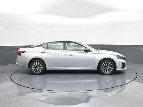 Used 2024 Nissan Altima 2.5 SV FWD image 24