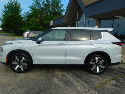 New 2025 Mitsubishi Outlander SE image 2